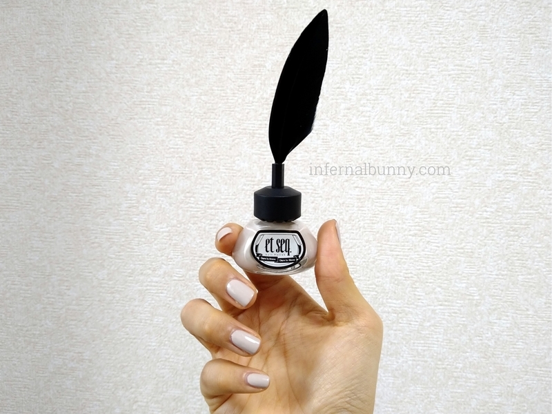 ネイル着画とネイルボトル。