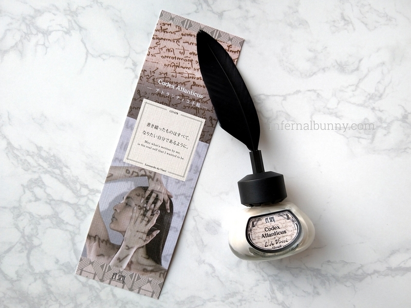 ネイルボトルとしおり。