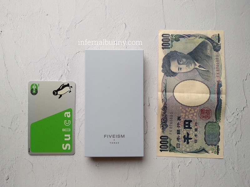 Suicaと千円札との大きさ比較。