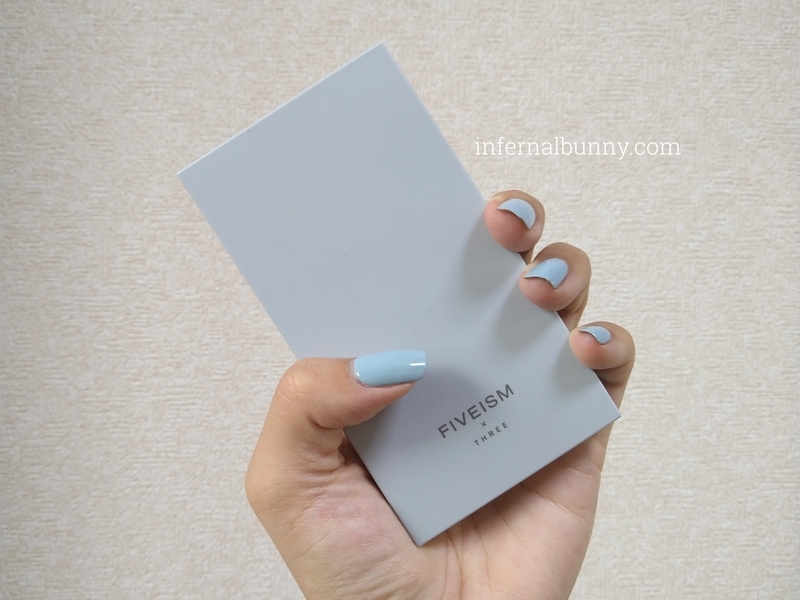 製品を手に持ったところ。