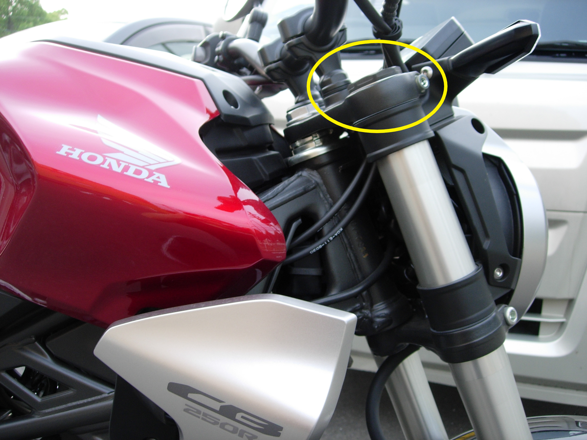 CB250R」フロントフォークの突き出し量を増やして運動性能の向上を図る