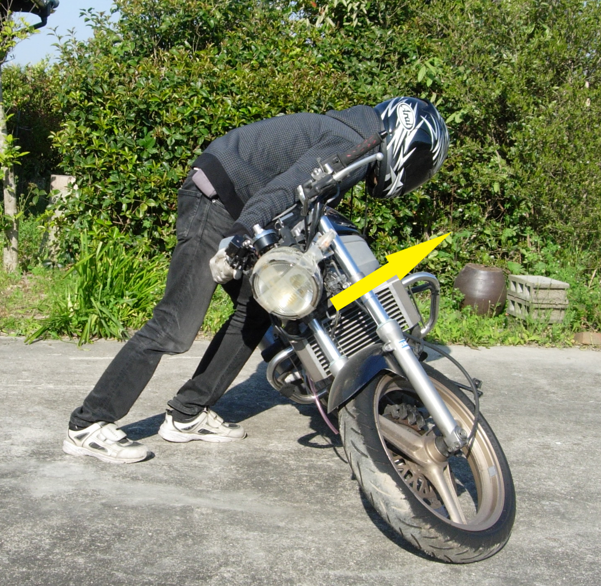 転倒したバイクの正しい引き起こし方 ホンダ Cb250r を10倍たのしむブログ