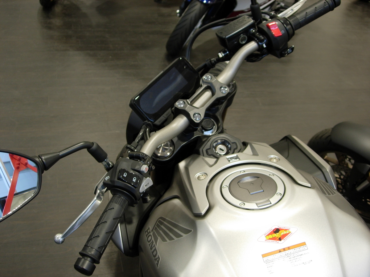 バイクのハンドルとライディングの深い関係 種類別に見る長所と短所 ホンダ Cb250r を10倍たのしむブログ バイクのハンドルとライディングの深い関係 種類別に見る長所と短所 ホンダ Cb250r を10倍たのしむブログ