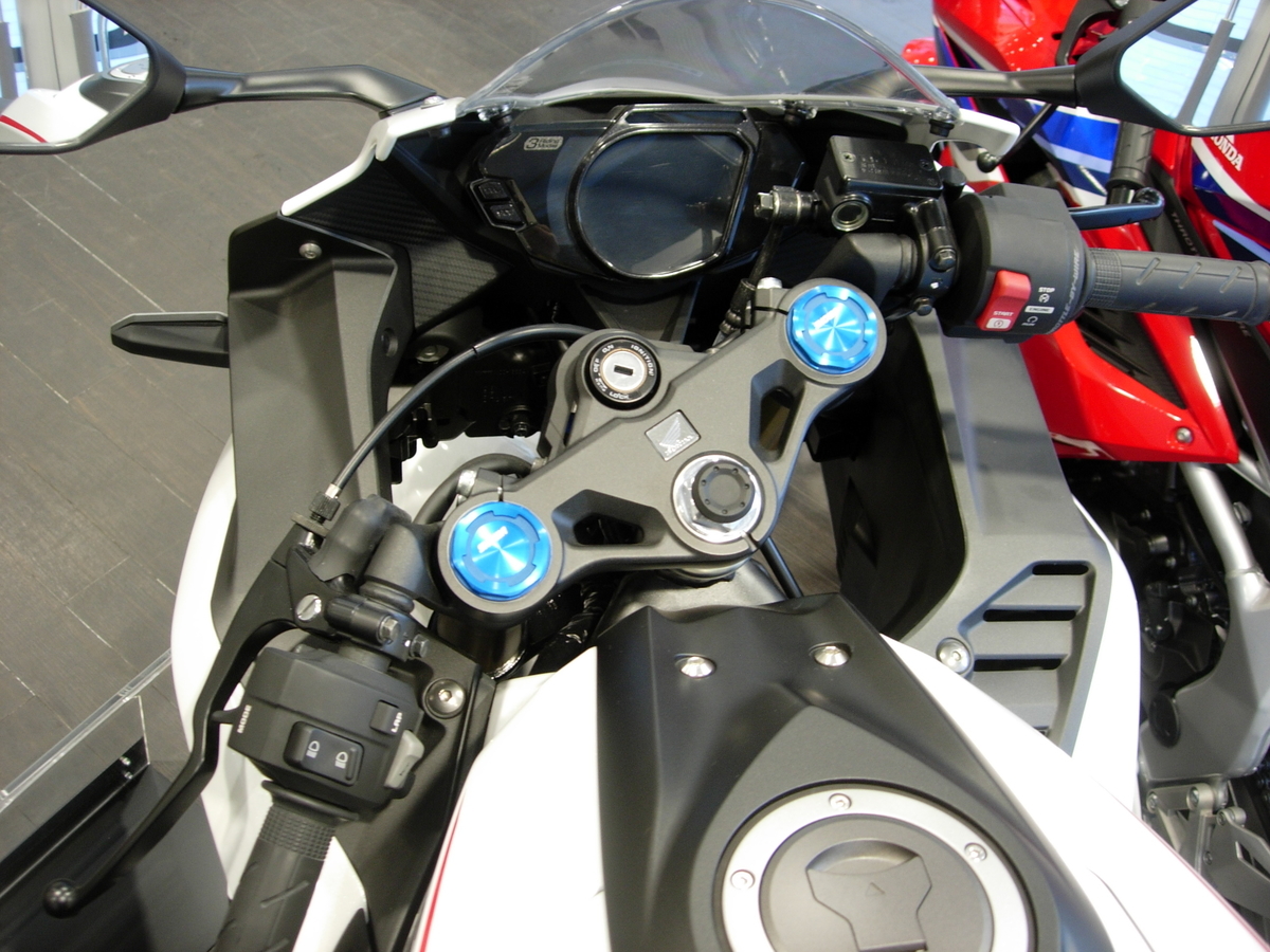 バイクのハンドルとライディングの深い関係 種類別に見る長所と短所 ホンダ Cb250r を10倍たのしむブログ バイクのハンドルとライディングの深い関係 種類別に見る長所と短所 ホンダ Cb250r を10倍たのしむブログ