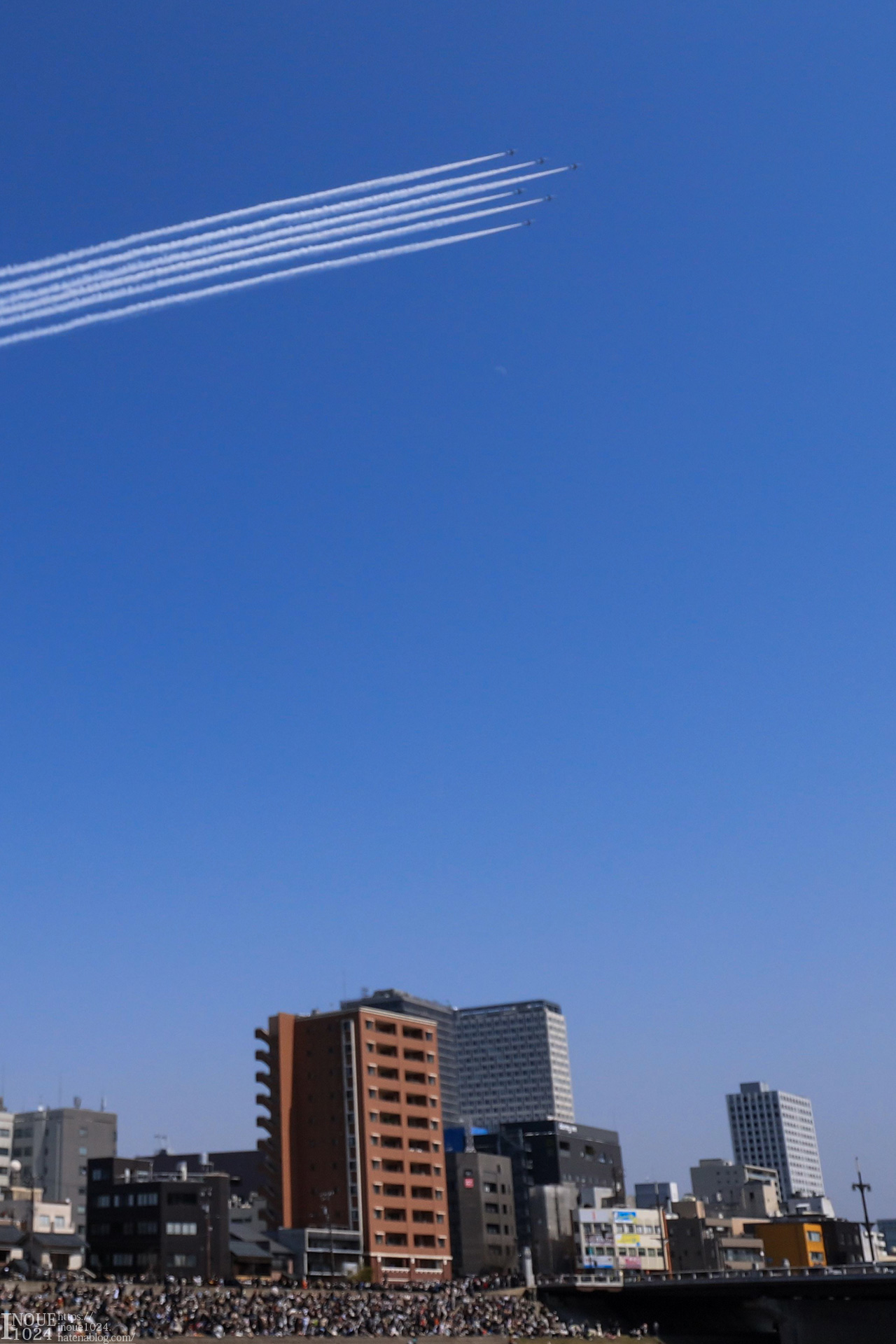 ブルーインパルスの展示飛行