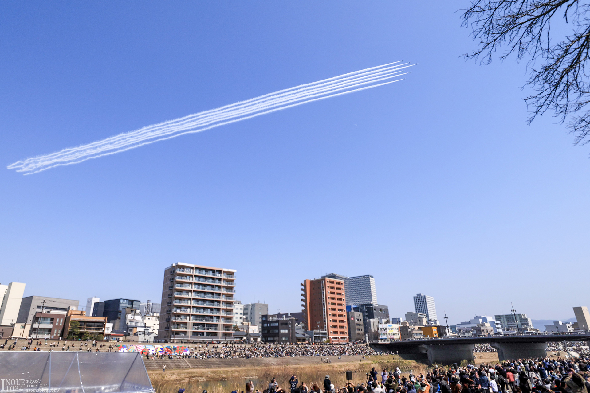 ブルーインパルスの展示飛行
