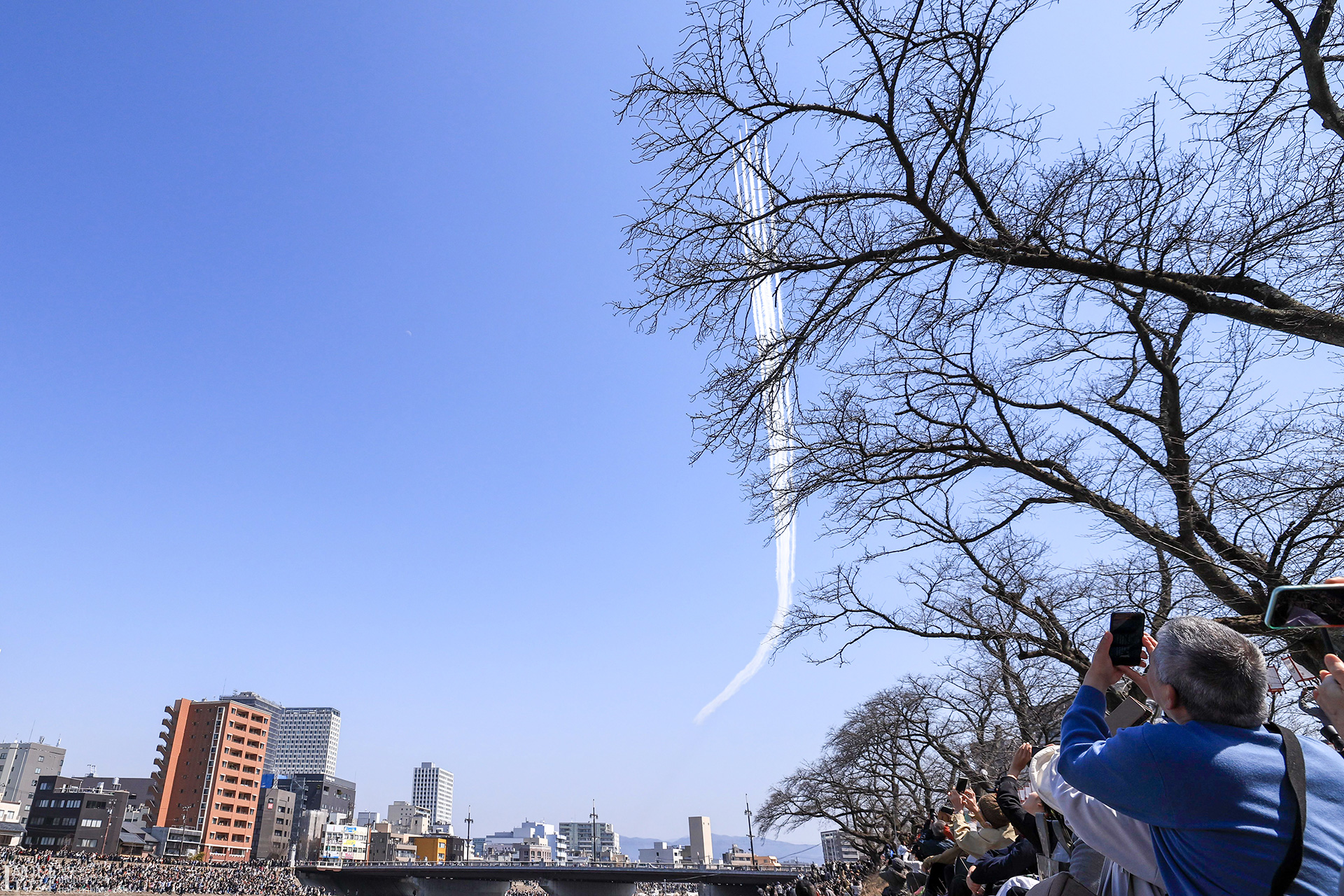 ブルーインパルス展示飛行