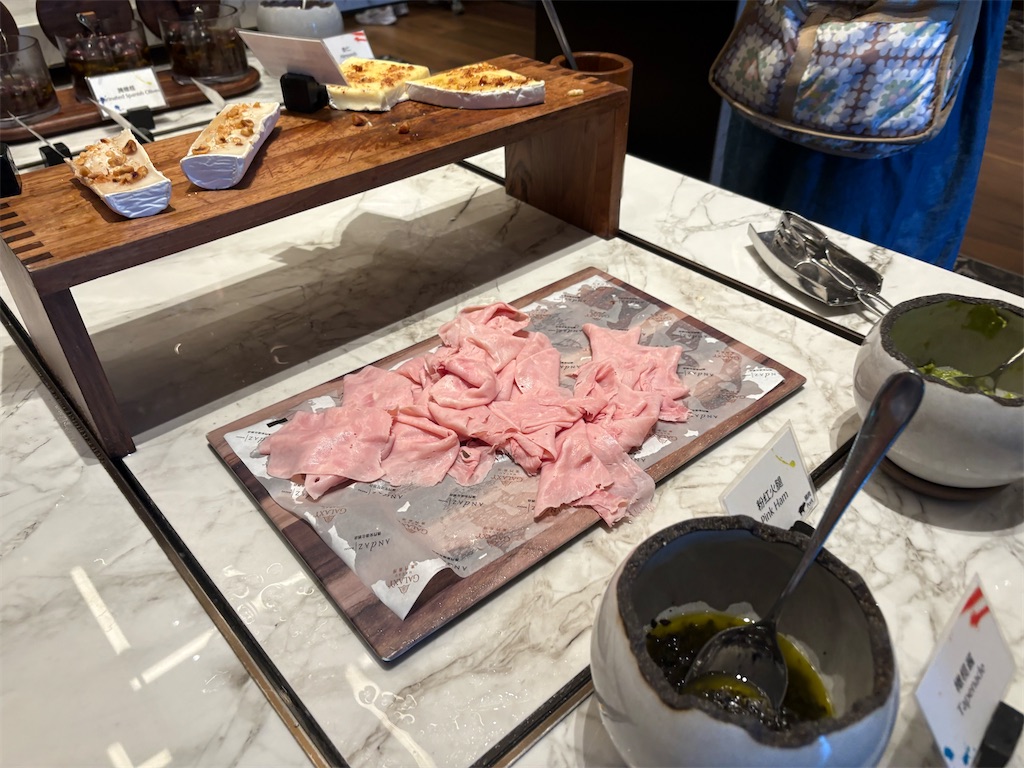 アンダーズキッチンの朝食ビュッフェのワインに合うチーズやハム
