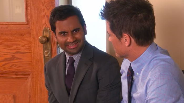 Scene from Parks and Recreation/Season 5/Episode 16 『パークスアンドレクレーション』で、モナ・リザのことを怖がるトム