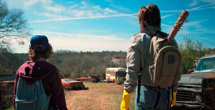 Scene from Stranger Things/Season 2/Episode 6 『ストレンジャー・シングス』で、怪物を待ち構えるのに手頃な空き地に来たダスティンとスティーブ