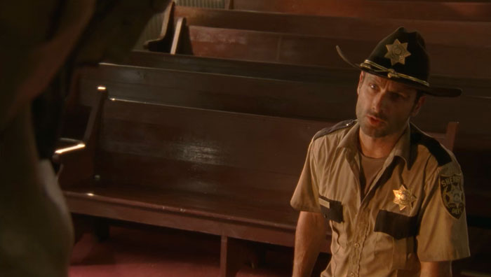 Scene from The Walking Dead/Season 2/Episode 1 『ウォーキング・デッド』で、教会のキリスト像に語りかけるリック
