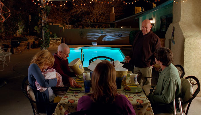 『ブレイキング・バッド』で、裏庭でハンク一家とパーティーをするウォルター一家