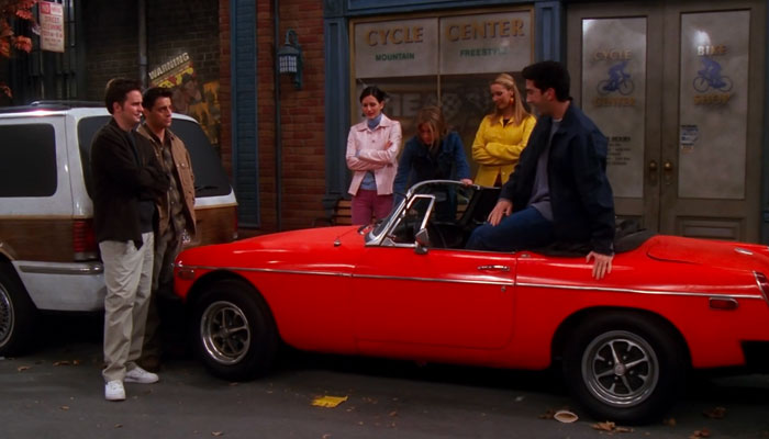 『フレンズ』で、赤いスポーツカーを購入し自慢するロス