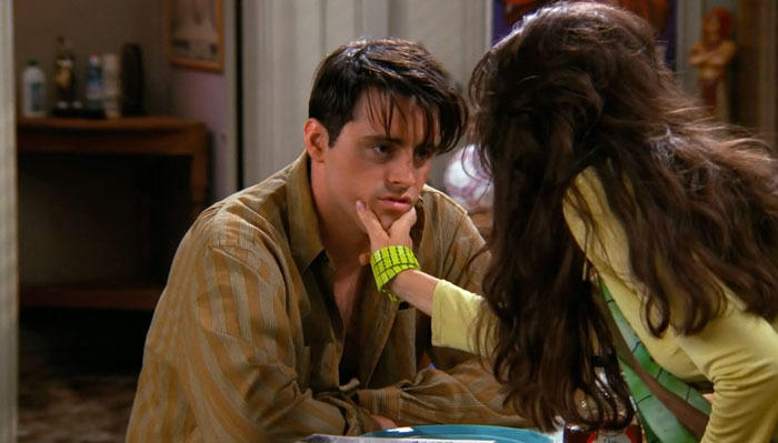 Scene from Friends/Season 3/Episode 1 『フレンズ』で、不機嫌なジョーイをからかうジャニス