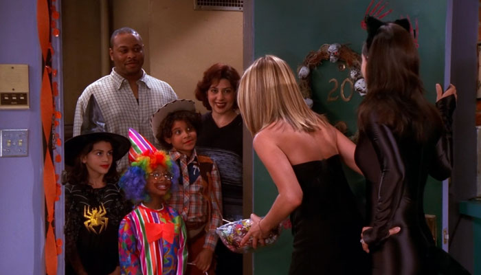 Scene from Friends/Season 8/Episode 6 『フレンズ』で、ハロウィンでトリックオアトリートにやってきたコスプレ子どもたちにお菓子を配るレイチェル