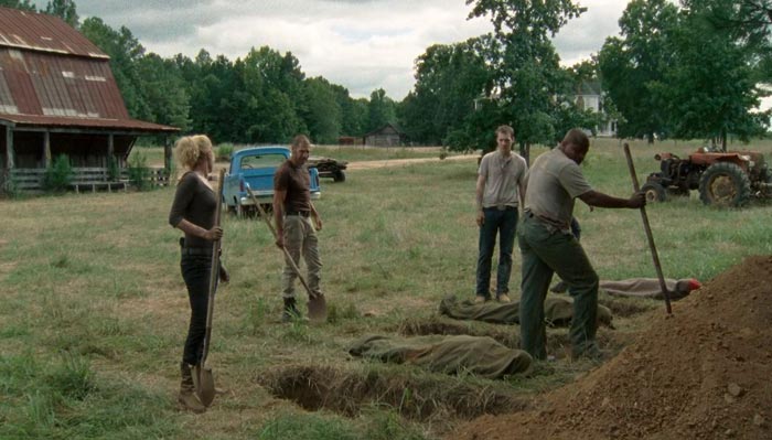 『ウォーキング・デッド』で、ゾンビに噛まれて死んだ人たちの墓標を掘るシェーン