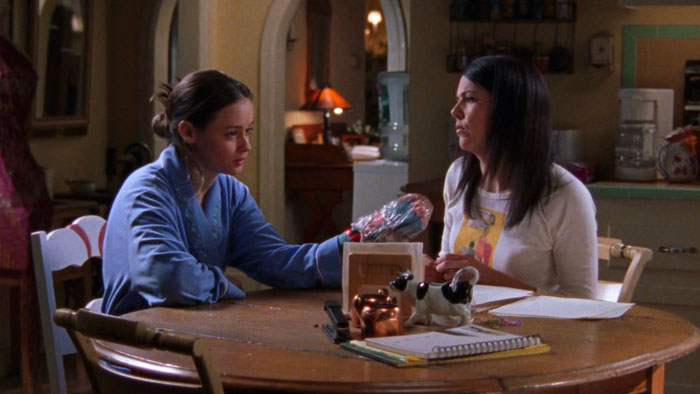 『ギルモア・ガールズ』で、母ローレライにデートの内容を話す娘ローリー