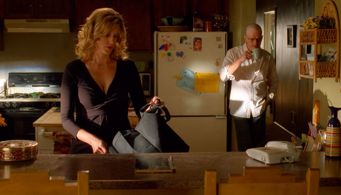 Scene from Breaking Bad/Season 2/Episode 8 『ブレイキング・バッド』で、スカイラーは休日出勤するのに言葉を濁すウォルター