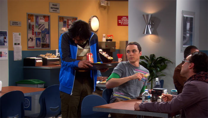 『ビッグバン★セオリー』で、ラジがくしゃみをしたことで、手術用マスクをするよう命令するシェルドン