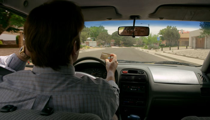 Scene from Better Call Saul 『ベター・コール・ソウル』で、ジミーは運転しながらクレジットカードの番号を電話で伝える