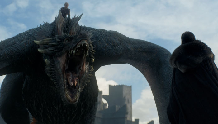 Scene from Game of Thrones 『ゲーム・オブ・スローンズ』で、ドラゴンに乗るシーンをクロマキー合成した後の実際の画面