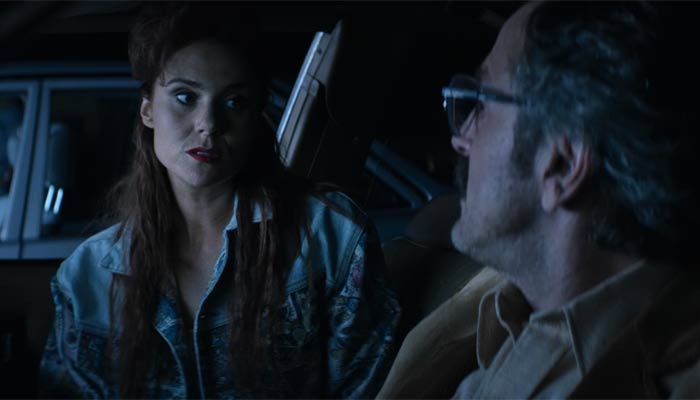 『GLOW』で、ブリタニカはサムとルースに苛ついておしっこと言い訳