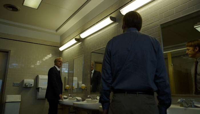 Scene from Better Call Saul 『ベター・コール・ソウル』で、ジミーとハムリンがトイレでばったり出くわす
