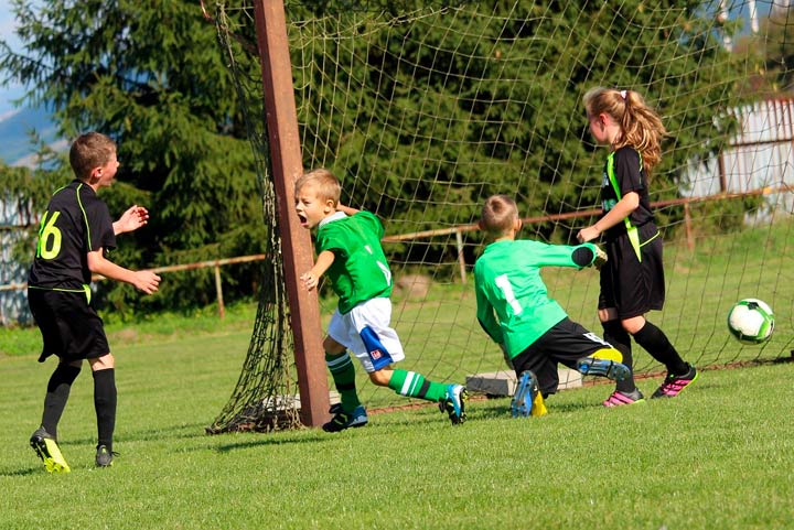 ブログ記事ヘッダー サッカーでゴールして喜ぶ少年