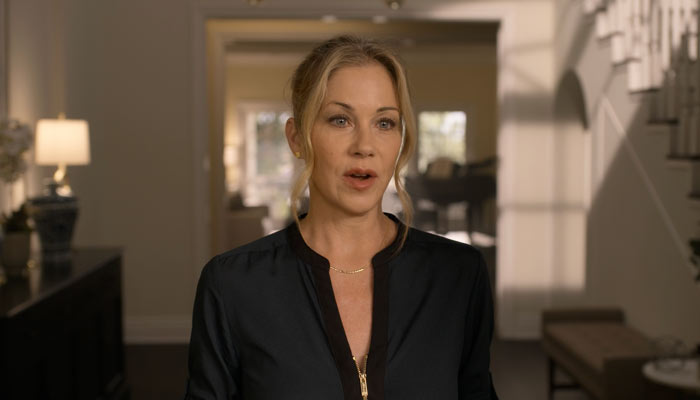 『Dead to Me（デッド・トゥ・ミー ～さようならの裏に～）』で、お悔やみを言う隣人に皮肉で返すジェン