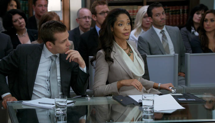 Scene from Suits/Season 2/Episode 7 『SUITS/スーツ』で、協議を求めるピアソンとハーヴィー