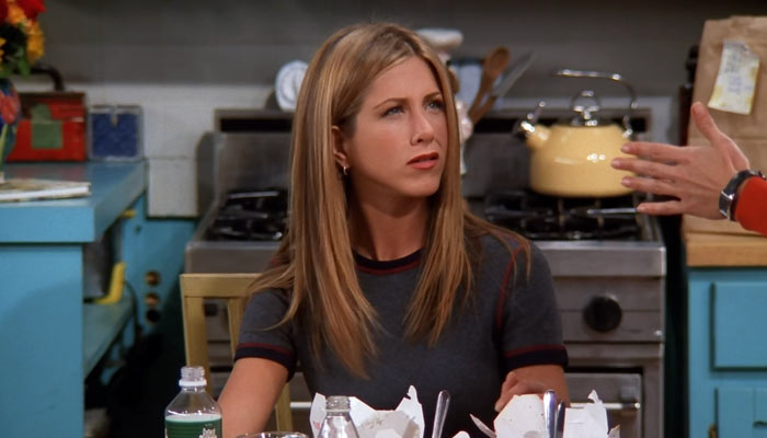 『フレンズ』で、モニカと恋の駆け引きのテクについて議論するレイチェル