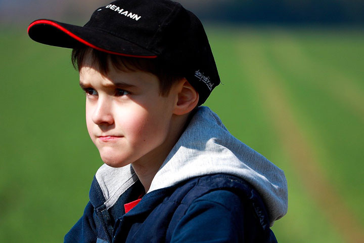 キャップをかぶった少年