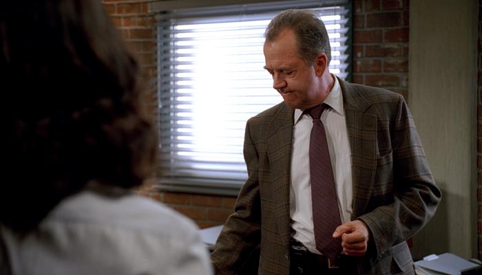 Scene from The Mentalist/Season 1/Episode 11 『メンタリスト』で、上司がリズボンに時間的猶予を意図して与える