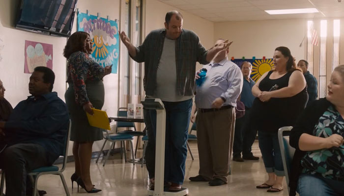 Scene from This Is Us/Season 1/Episode 7 『THIS IS US 36歳、これから』で、減量を成し遂げたトビーは大したことないと謙遜