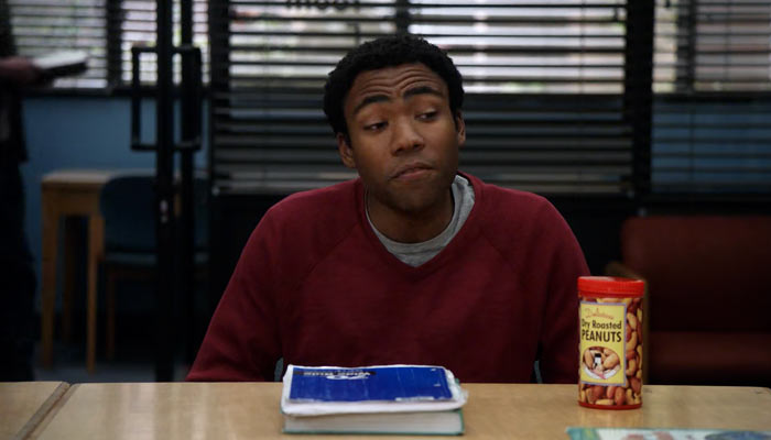 Scene from Community/Season 1/Episode 20 『コミ・カレ!!』で、トロイが吸血鬼に掛けたダジャレを言う