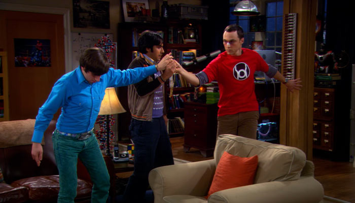 『ビッグバン★セオリー』で、ネックレスを獲得するため手を離さないシェルドン、ハワードとラジ