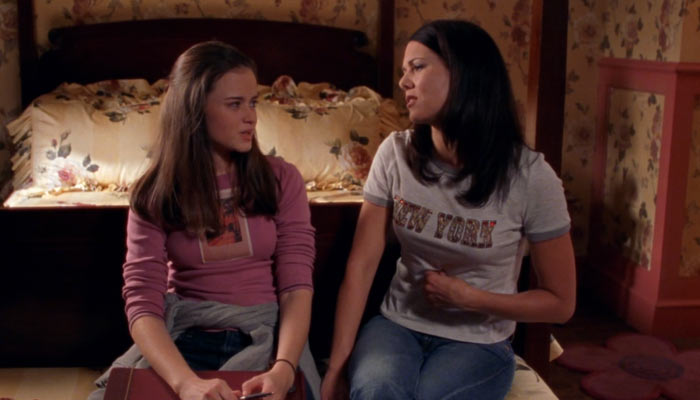 Scene from Gilmore Girls/Season 2/Episode 4 『ギルモア・ガールズ』で、お腹が減った母子ローレライとローリーは宿の朝食をほかの滞在者と食べるかどうか悩む