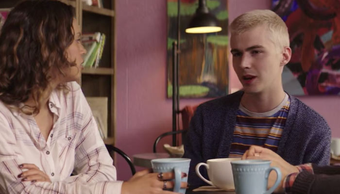 『１３の理由』で、自分の父親が警察官であることを友達のジェシカに話すアレックス