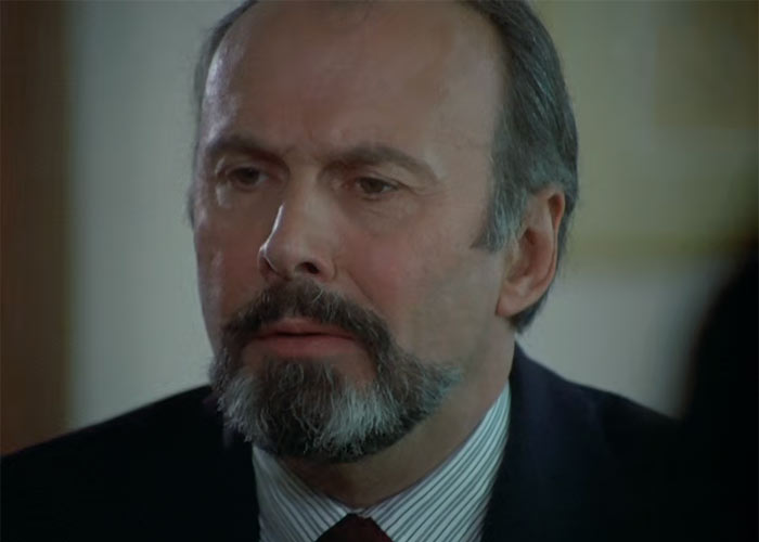 Scene from Columbo/Season 3/Episode 8 『刑事コロンボ』で、容疑者は近くで待つ