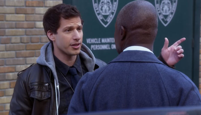 Scene from Brooklyn Nine-Nine/Season 1/Episode 11 『ブルックリン・ナイン-ナイン』で、ジェイクは署長を近所にする祖母の家に招待する