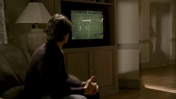 Scene from The Sopranos/Season 6/Episode 10 『ザ・ソプラノズ 哀愁のマフィア』で、テレビのアメリカン・フットボールの実況を見るシーン