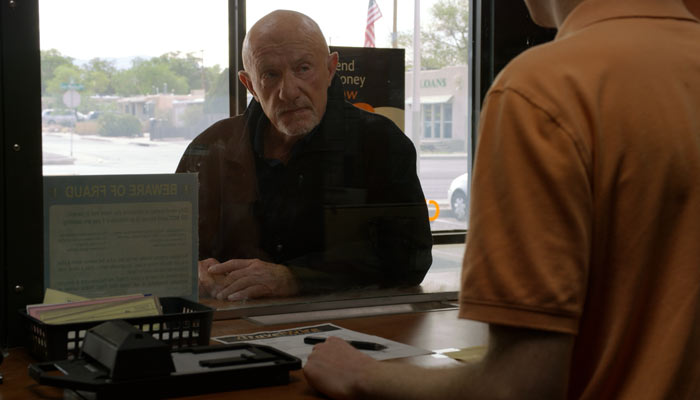 Scene from Better Call Saul/Season 4/Episode 10 『ベター・コール・ソウル』で、マイクは一番近い病院の場所を尋ねる