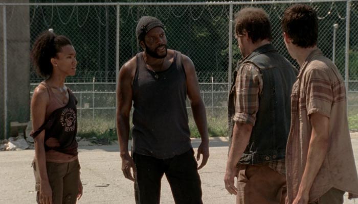 Scene from The Walking Dead/Season 3/Episode 9 『ウォーキング・デッド』でタイリースと仲間の男はリックたちを襲うかどうかで対立