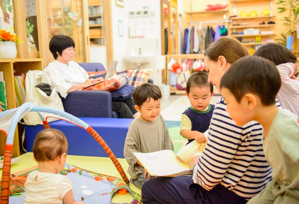 RYOZAN PARK PRESCHOOLで遊ぶ親と子供