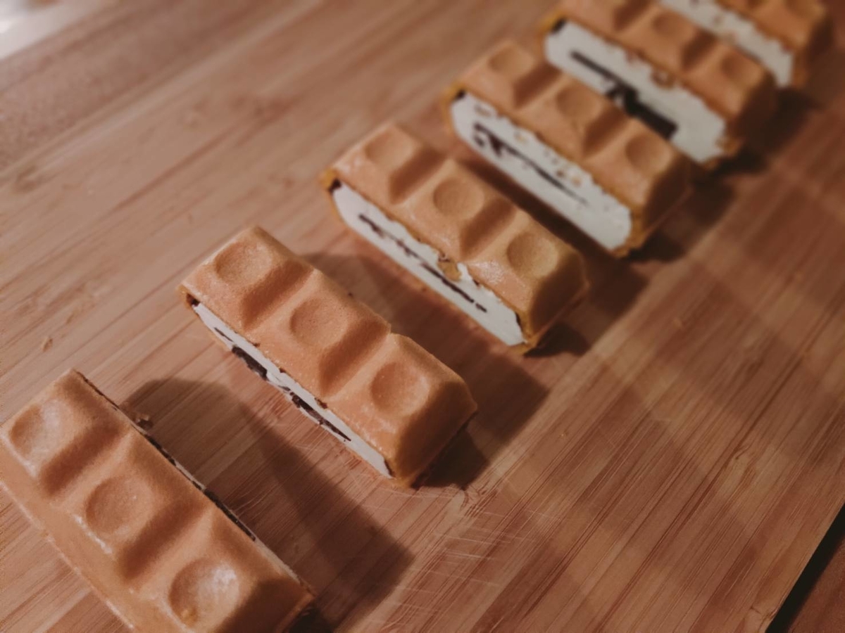 包丁で切られたチョコモナカジャンボ