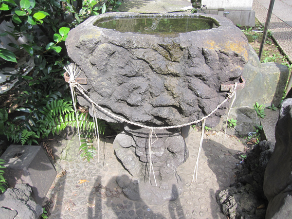 稲荷鬼王神社の水鉢