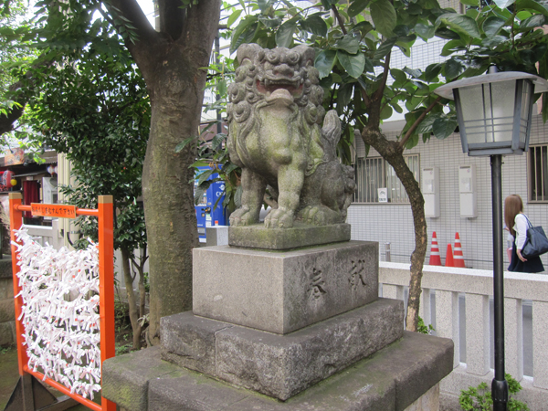 皆中稲荷神社の右の狛犬