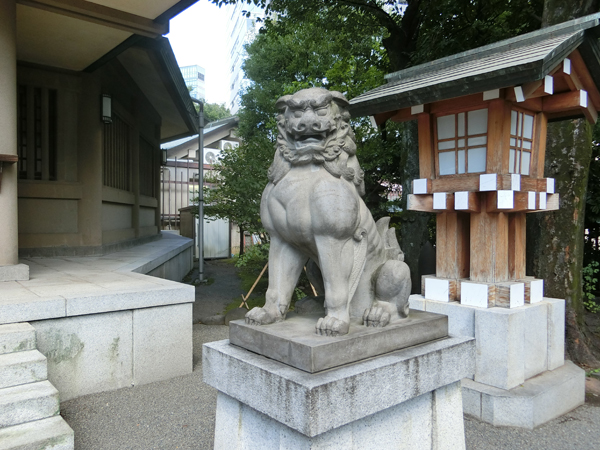 東郷神社の右の狛犬