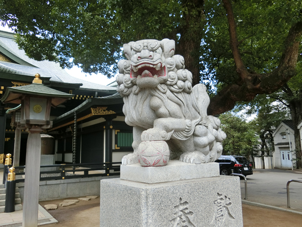 穴八幡宮の右の狛犬