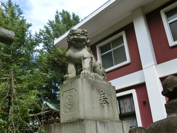 新宿諏訪神社の右の狛犬